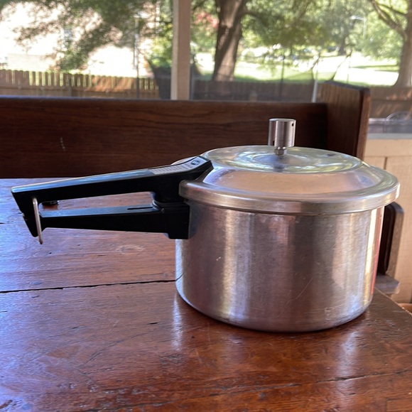 Vintage Mirro 4 Qt Pressure Cooker with Original 15 lb Weight for Lid USA - Picture 1 of 6